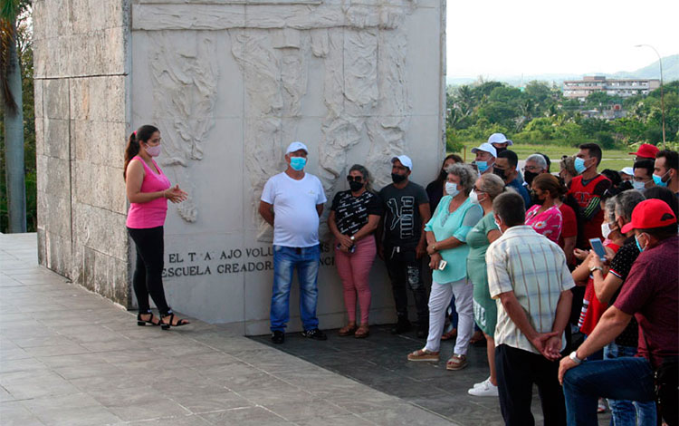 Tabacaleros villaclareños recorren la Plaza Comandante Ernesto Che Guevara, de Santa Clara.