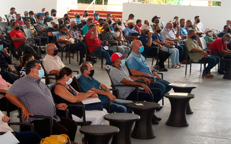 Encuentro entre productores agropecuarios y directivos del Turismo.