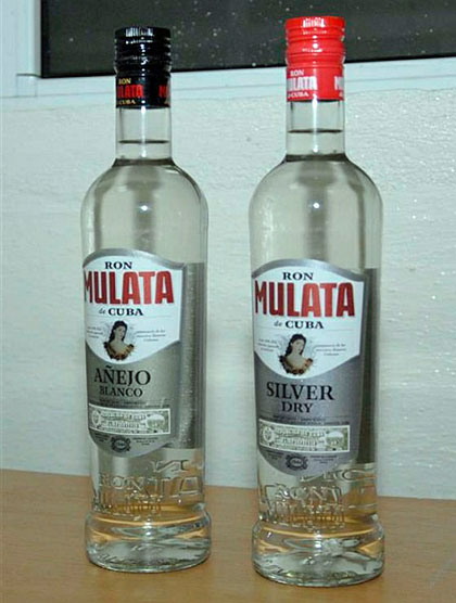 Botellas de ron Mulata Añejo Blanco y Silver Dry.