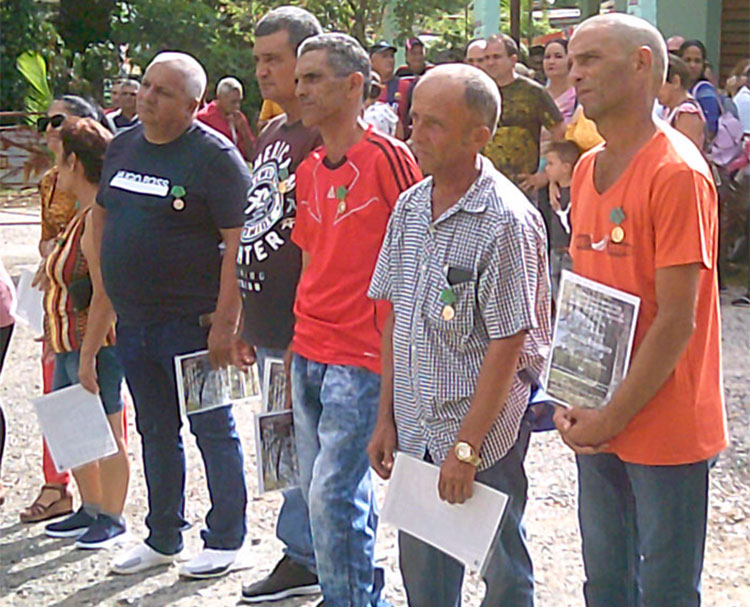 Trabajadores forestales reconocidos con la medalla ílvaro Barba.