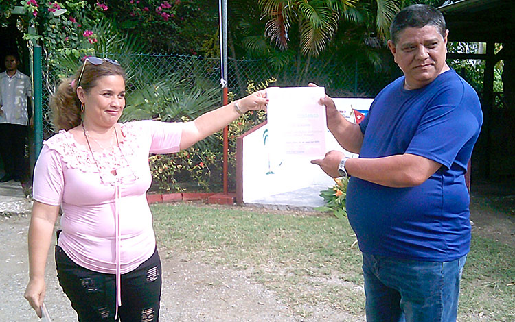 Yadira González Barroso, directora de la Empresa Agroforestal, reconoce a entidades del sector.