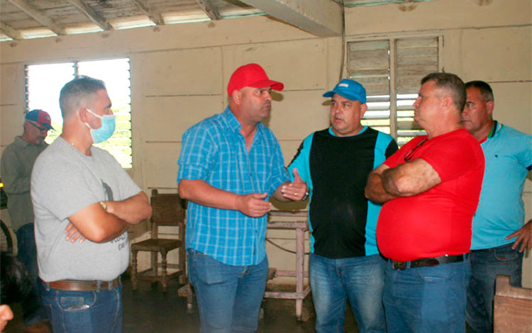 Primer secretario del PCC en Villa Clara dialoga con dirigentes de la Agriculltura.