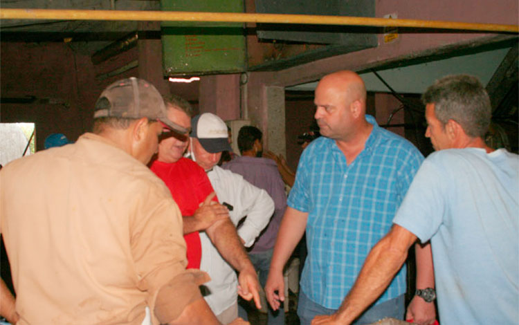 Primer secretario del PCC en Villa Clara visita la fábrica de conservas Mady.