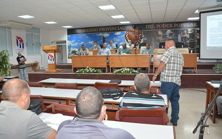 Reunión del vicepresidente cubano, Salvador Valdés Mesa, para chequear el programa de autoabastecimiento municipal en Villa Clara.