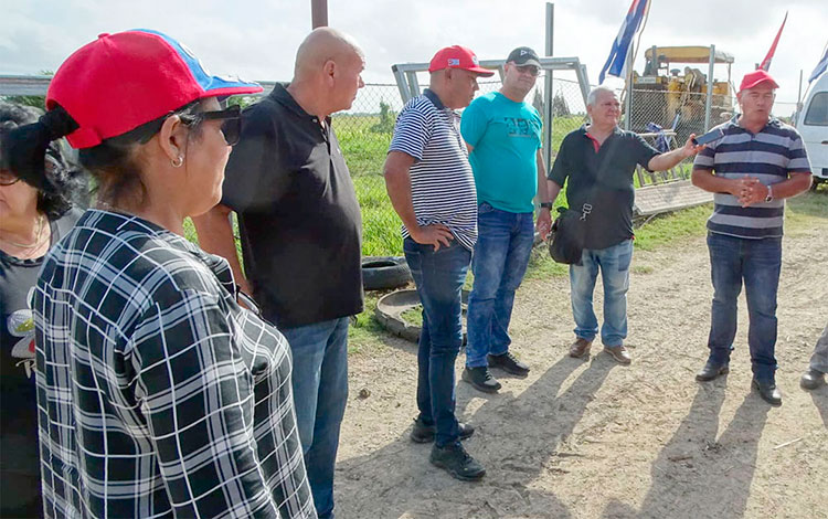 Primer secretario del Partido y el gobernador de Villa Clara durante el recorrido por fincas estatales y campesinas de la provincia.