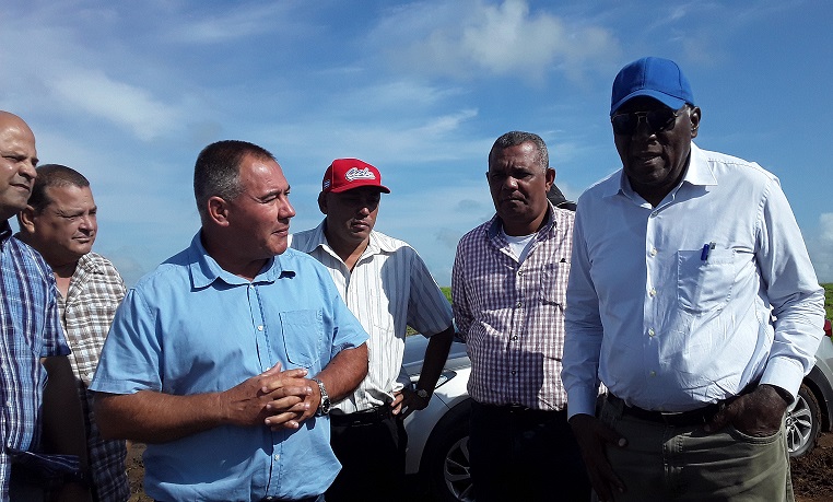 Salvador Valdés Mesa, vicepresidente cubano, recorre zona de desarrollo agrí­cola en área de la Autopista Nacional, en Placetas, Villa Clara.