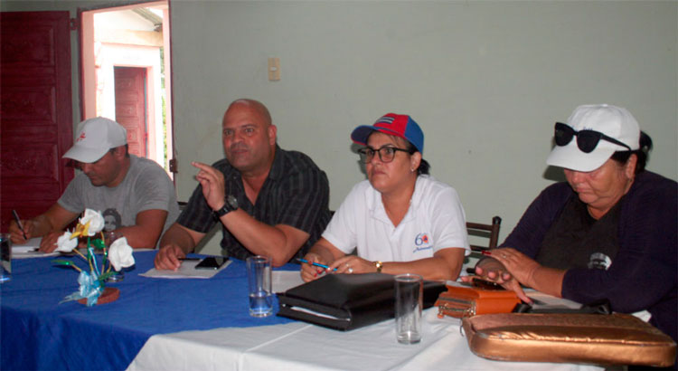 Primer secretario del PCC en Villa Clara, Osnay Miguel Colina, y vicegobernadora, Milaxis Sánchez Armas, en reunión sobre preparativos de la zafra azucarera.