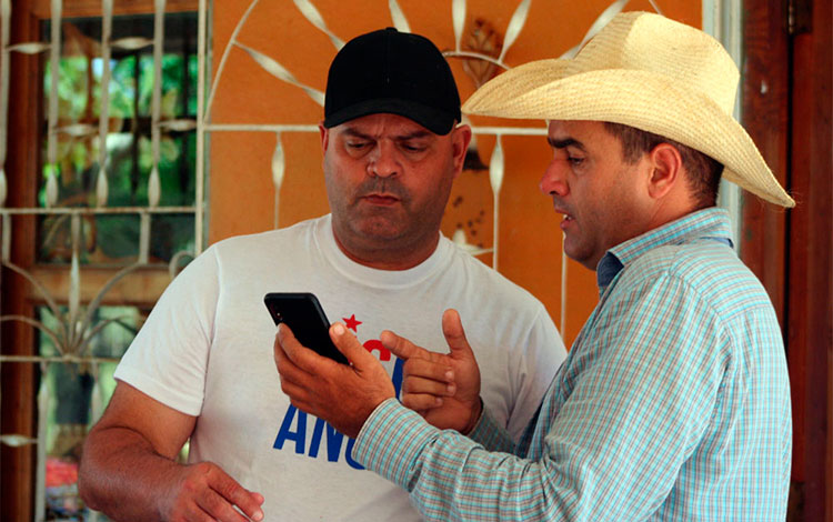 Productor Ariel Moreira dialoga con el primer secretario del PCC en Villa Clara, Osnay Miguel Colina Rodrí­guez.