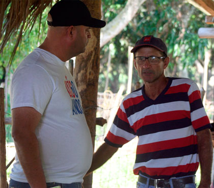 Productor Oneisy Dí­az Madruga dialoga con el primer secretario del PCC en Villa Clara, Osnay Miguel Colina Rodrí­guez.