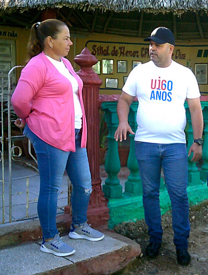 Yamilé Báez Fernández, presidenta de la Cooperativa de Producción Agropecuaria (CPA) Bernardo Dí­az Guerra, de Cifuentes, dialoga con el primer secretario del PCC en Villa Clara, Osnay Miguel Colina Rodrí­guez.