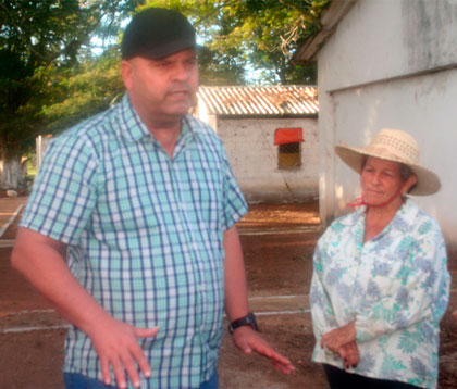 Primer secretario del Partido en Villa Clara conversa con Vivian Lugo, veterinaria al frente del módulo pecuario 26 de Julio, en Cascajal, Santo Domingo.