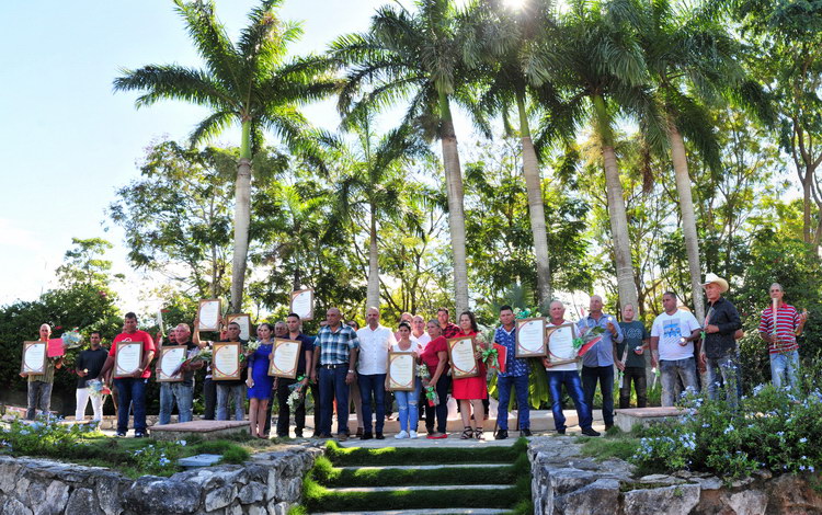 Campesinos villaclareños reconocidos por el Gobierno de la provincia.