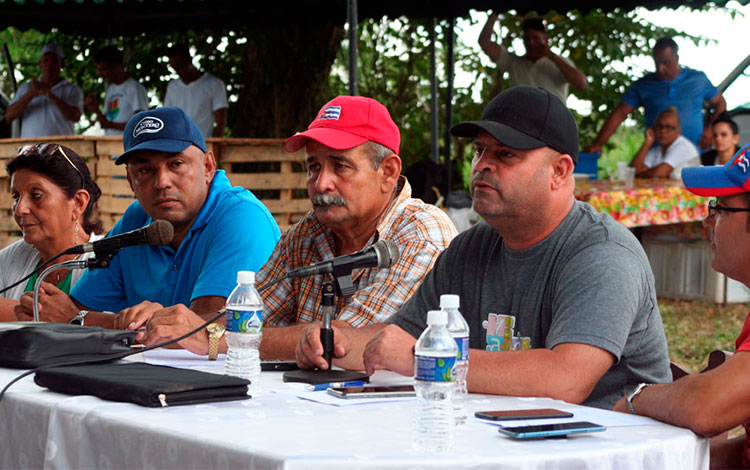Osnay Miguel Colina, primer secretario del PCC en Villa Clara, durante el encuentro con productores agropecuarios de Camajuaní­.