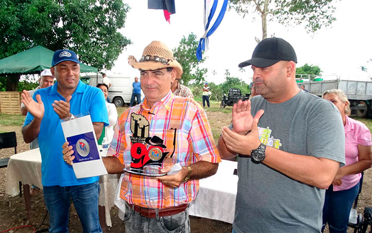 Rolando Ruí­z Rodrí­guez recibió el sello  «Villa Clara con Todos » en nombre del Movimiento 90x90.