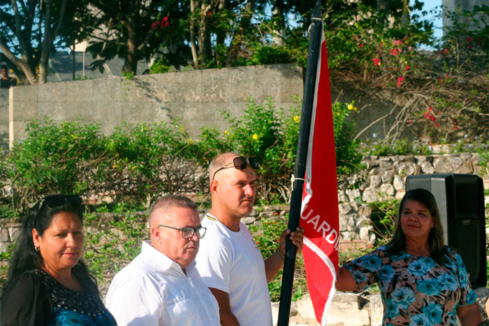 Marivis González Lara (derecha), y Gisela Miranda Ibargoyín (izquierda), dirigentes de la CTC en la provincia, hicieron entrega de la bandera de vanguardia nacional. (Foto: Luis Machado Ordetx)