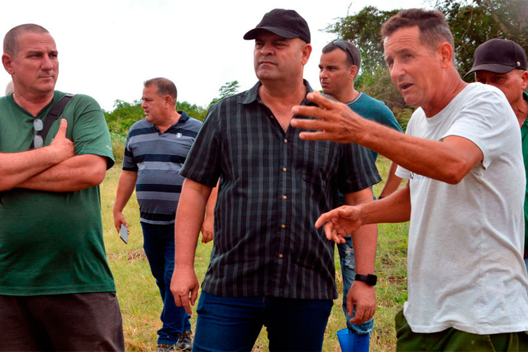 Campesino Luis Sosa Jaramillo dialoga con Osnay Miguel Colina Rodríguez, primer secretario del Partido en Villa Clara.