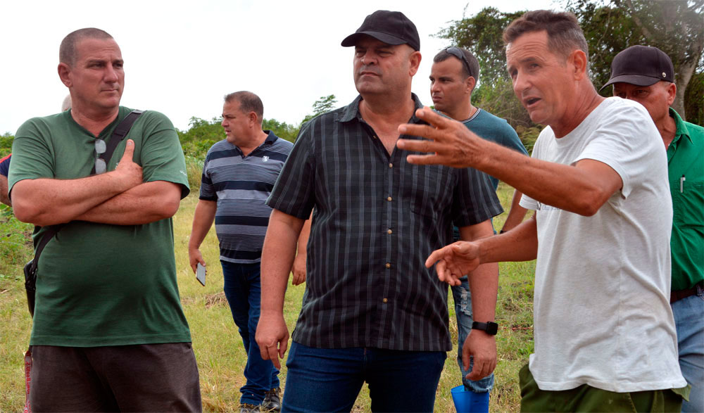 Campesino Luis Sosa Jaramillo dialoga con Osnay Miguel Colina Rodríguez, primer secretario del Partido en Villa Clara.