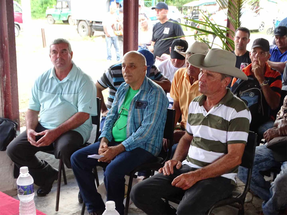 Encuentro de autoridades del Partido con campesinos del Movimiento 90x90