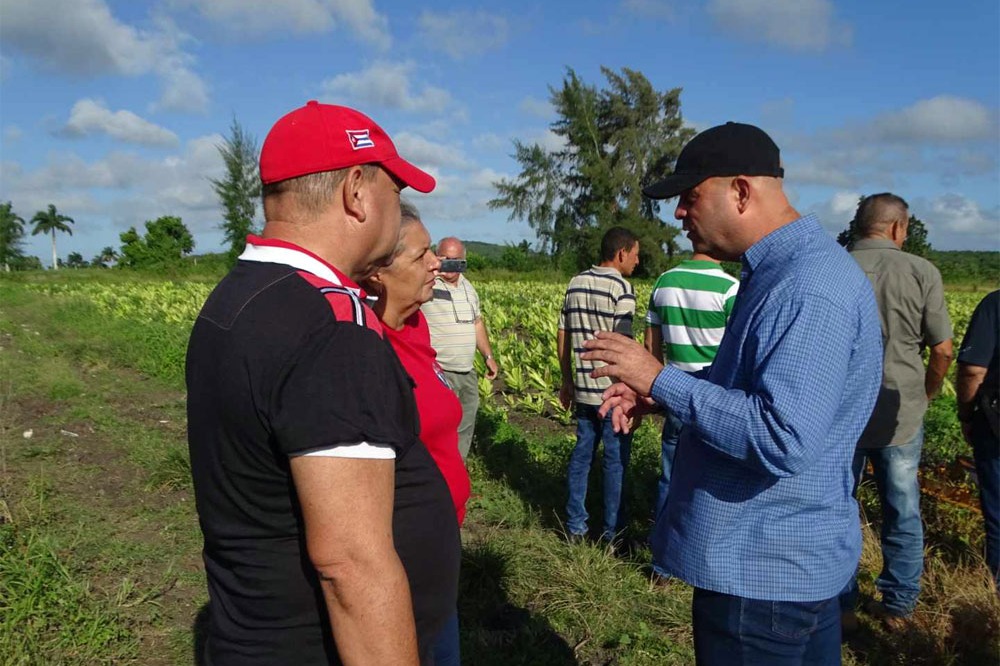 Osnay Miguel Colina Rodríguez, primer secretario del Partido en Villa Clara, dialogando con campesinos