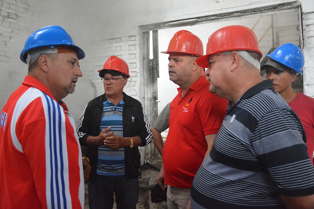 Momento del recorrido de Osnay Miguel Colina, primer secretario del PCC en Villa Clara, por los tres centrales activos.