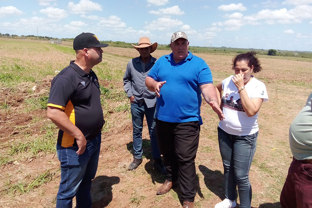 Primer secretario del PCC en Villa Clara durante el recorrido por la Empresa Agropecuaria de Yabú.