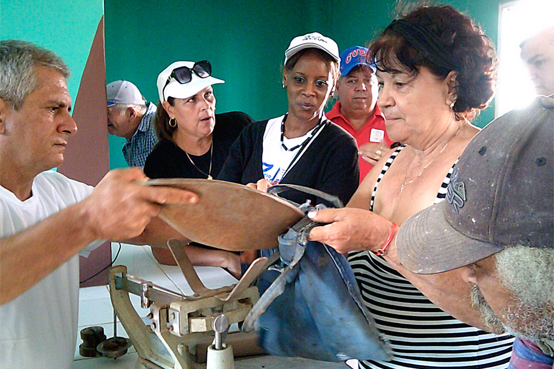 Judith Legón Moncada, al centro parlamentaria cubana, en diálogo con la población que asiste a la compra de alimentos en mercados de Remedios. 