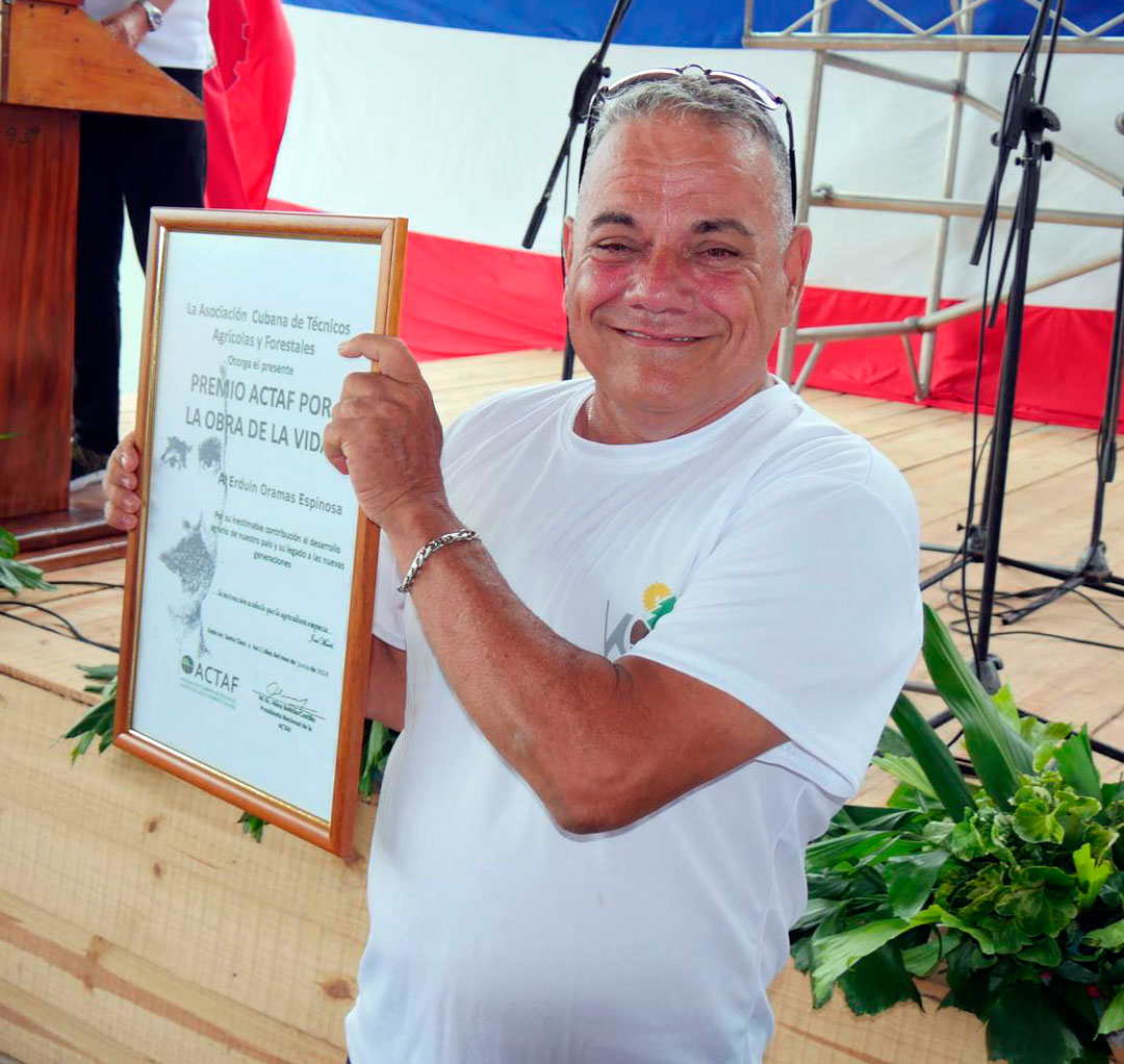 Ingeniero agrónomo  Eduin Oramas Espinosa con el Premio por la Obra de la Vida.