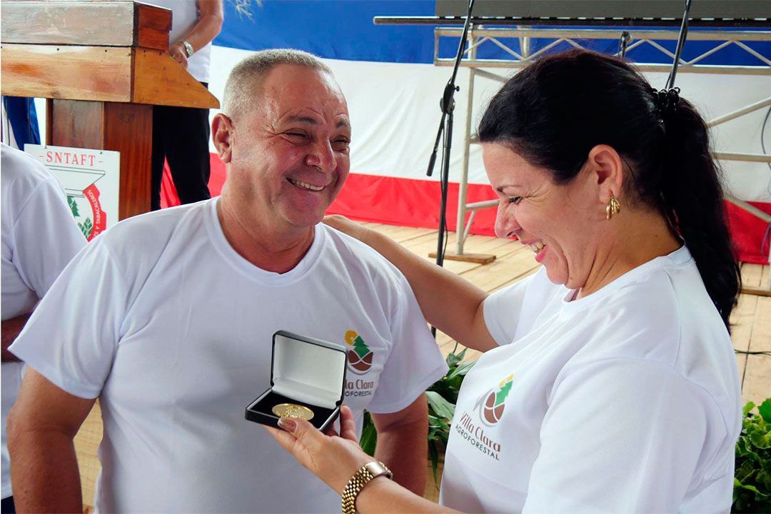 Manuel Portela Fuentes, directivo vinculado al desarrollo boscoso en Punta Felipe y Gavilanes, en Corralillo, estuvo entre los reconocidos con el Sello Aniversario 85 de la CTC. 