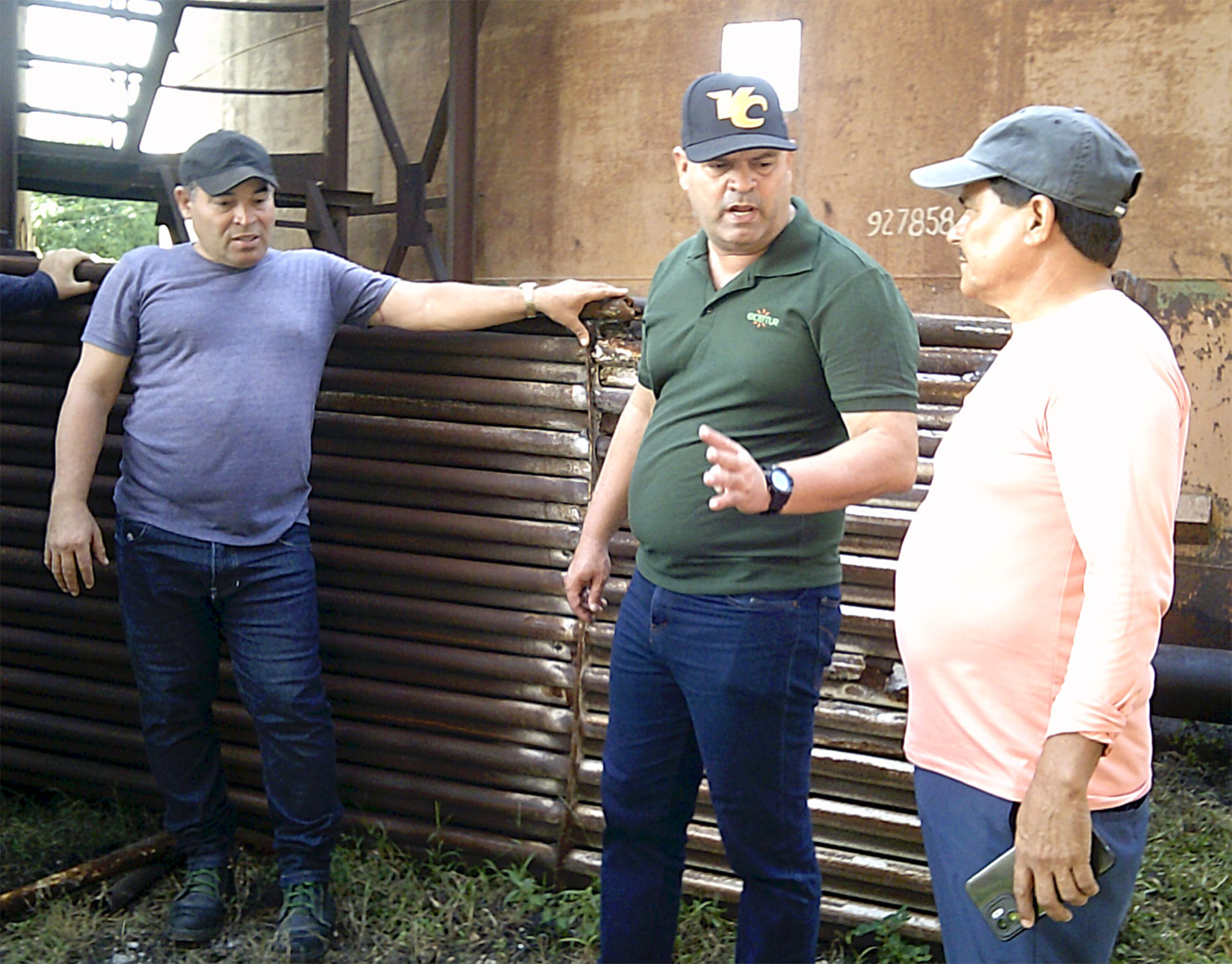 Osnay Miguel Colina, primer secretario del Partido en Villa Clara, dialogó con directivos y trabajadores del central Héctor Rodríguez.