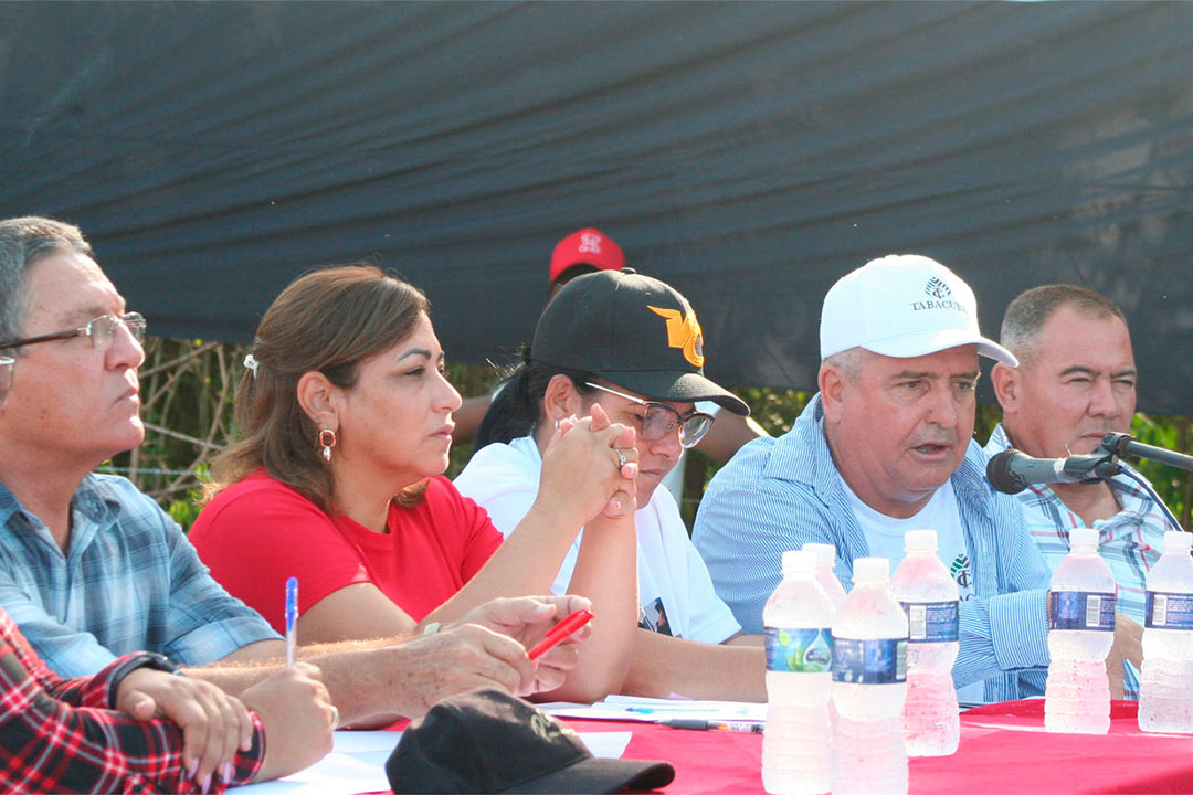 Primera secretaria del PCC, gobernadora y otros miembros de la presidencia del encuentro.