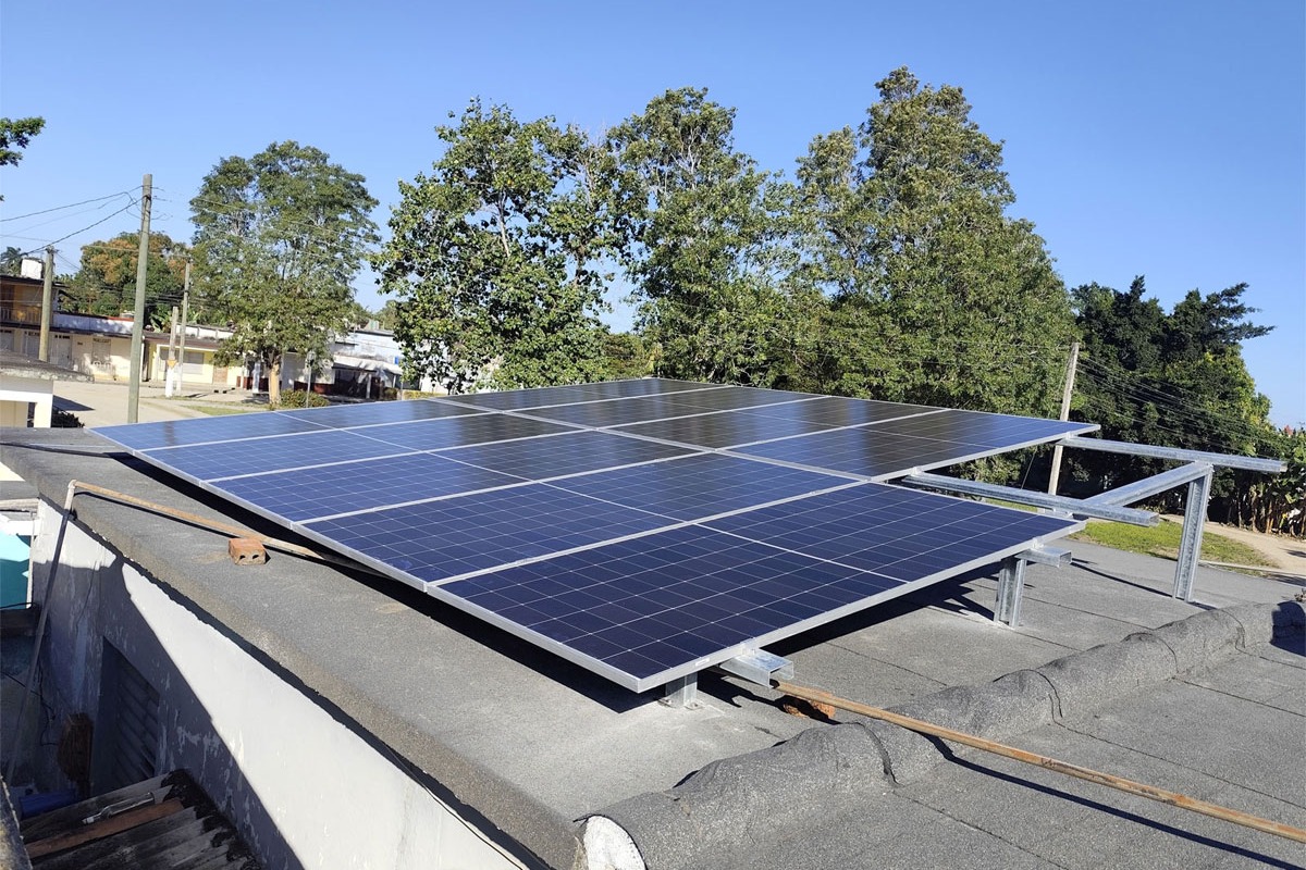 Paneles solares en el policlínico de Falcón.