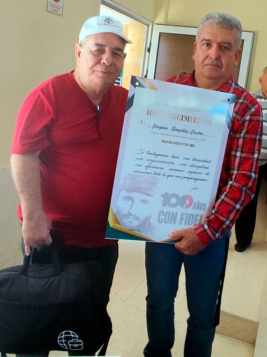 Reconocimiento a Joaquín González Castro, director de tabaco en Placetas.