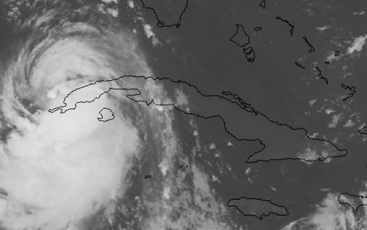 Imagen satelital muestra la salida de la tormenta tropical Laura del territorio de Cuba.
