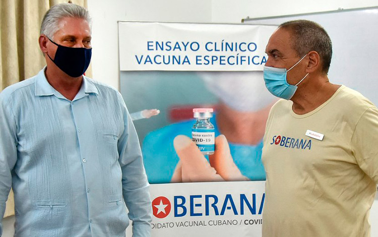 Miguel Díaz-Canel Bermúndez,presidente de Cuba, y el doctor Vicente Vérez Bencomo, director general del Instituto Finlay de Vacunas. 