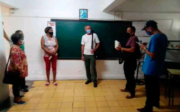 Autoridades del Gobierno de Encrucijada evaluaron en el consejo popular El Santo las condiciones de las escuelas que acogerán a los evacuados de comunidades vulnerables.(Foto: Reinaldo Cañizares Mesa) Autoridades del Gobierno de Encrucijada evaluaron en el consejo popular El Santo las condiciones de las escuelas que acogerán a los evacuados de comunidades vulnerables.(Foto: Reinaldo Cañizares Mesa)