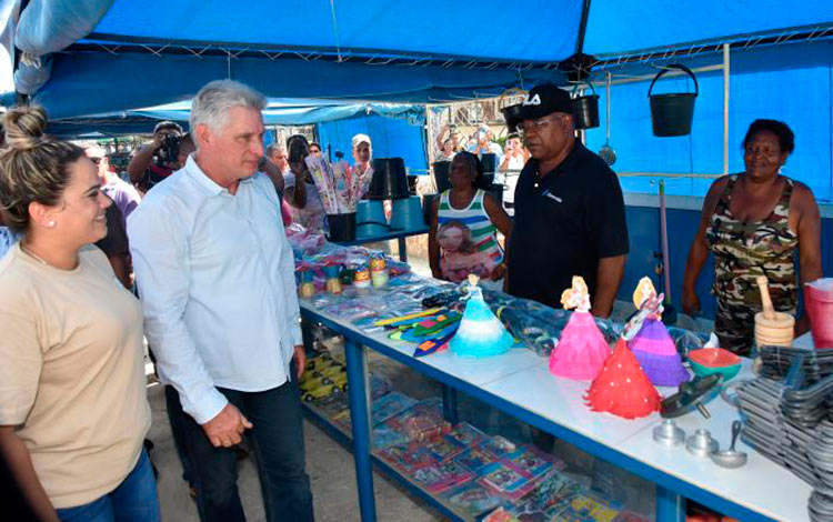 Presidente de Cuba, Miguel Díaz-Canel, visita feria comercial.