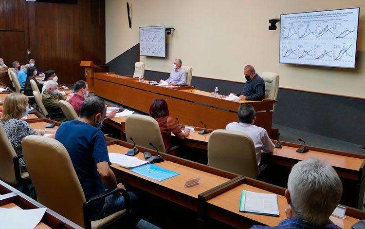 Reunión del presidente de Cuba, Miguel Díaz-Canel, con científicos cubanos que participan en el control de la COVID-19.