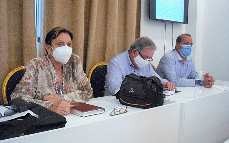 Doctores Celso Pazos Alberdi, director general del Instituto de Meteorología (Insmet) de Cuba (en el centro), y María del Carmen Velasco Gómez, delegada del Citma en Villa Clara.