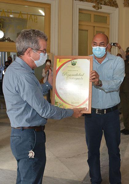 Entrega de la distinción Personalidad Distinguida con carácter post mortem a la Dra. Marí­a Teresa Hernández Nodarse.