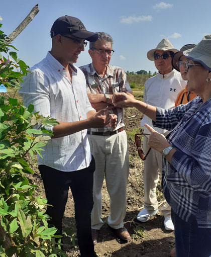 Alfredo Morales, junto a Sergio Rodrí­guez, director del Inivit, y otros especialistas.