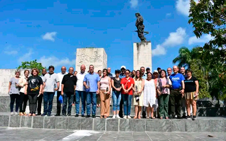 Científicos cubanos que participaron en la creación de candidatos vacunales anti-COVID-19 visitan la plaza Ernesto Che Guevara, en Santa Clara.