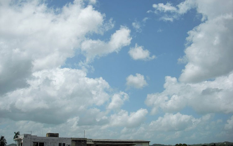 Cielo durante la presencia del polvo del Sahara en Villa Clara.