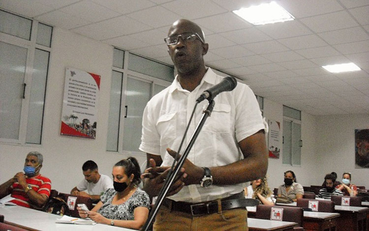 lejandro Abel Duffus Miranda, jefe del departamento de Gestión de la Ciencia, la Tecnologí­a y la Innovación en el Citma de Villa Clara.