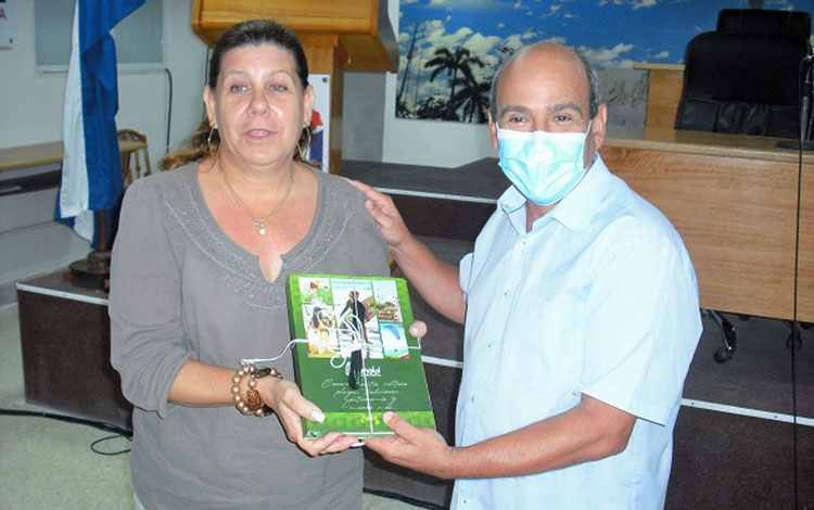 Luis Orlando Pichardo Moya recibe reconocimiento por su designación como presidente de la Sociedad Cubana de Geografí­a.