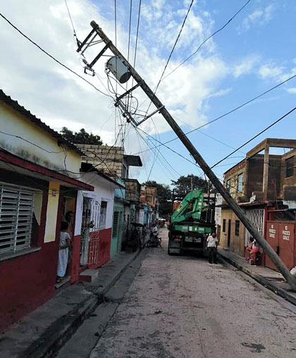 Poste del servicio eléctrico inclinado por los vientos de la tormenta del 1.o de septiembre de 2022.