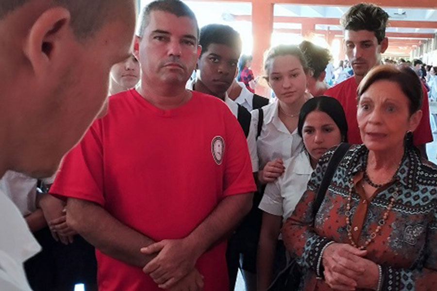 Estudiantes exponen sus conocimientos a la presidencia del taller.