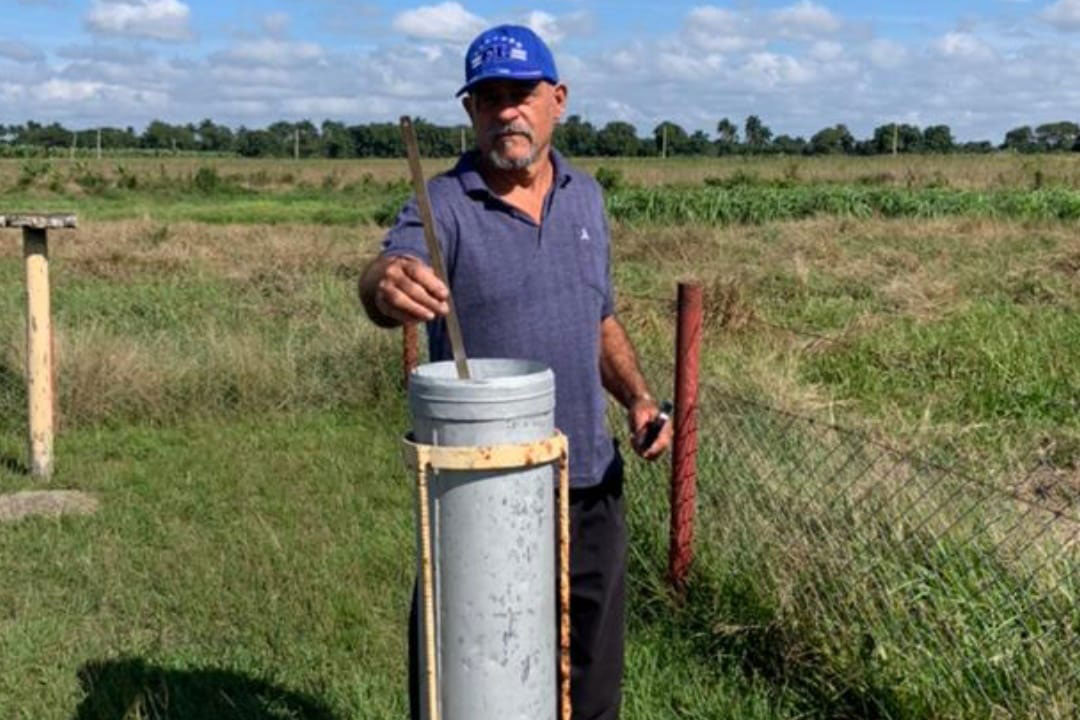 El observador Leandro Morales recopila datos en la estación meteorológica de Santo Domingo.