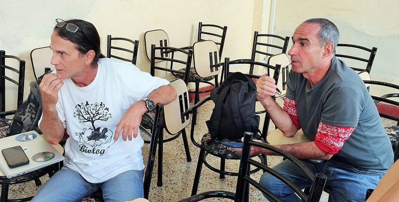 doctores en Ciencias Ángel Arias Barreto (a la izquierda) y Amaury Machado Montes de Oca.