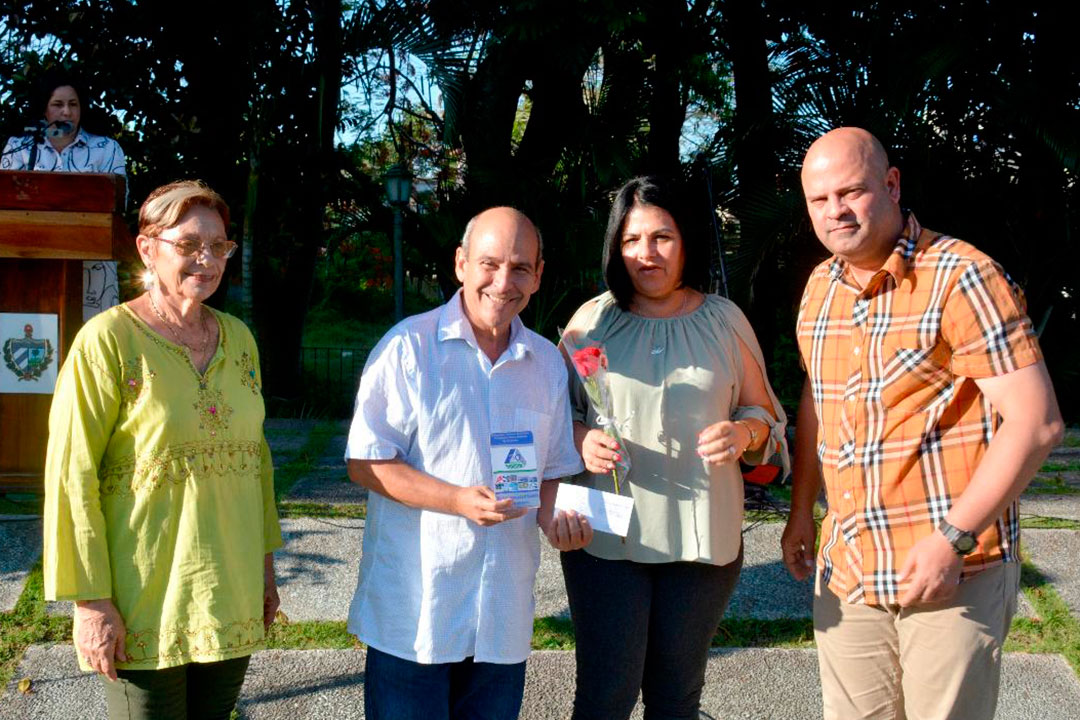 Luis Pichardo recibe placa 30 Aniversario del Citma.