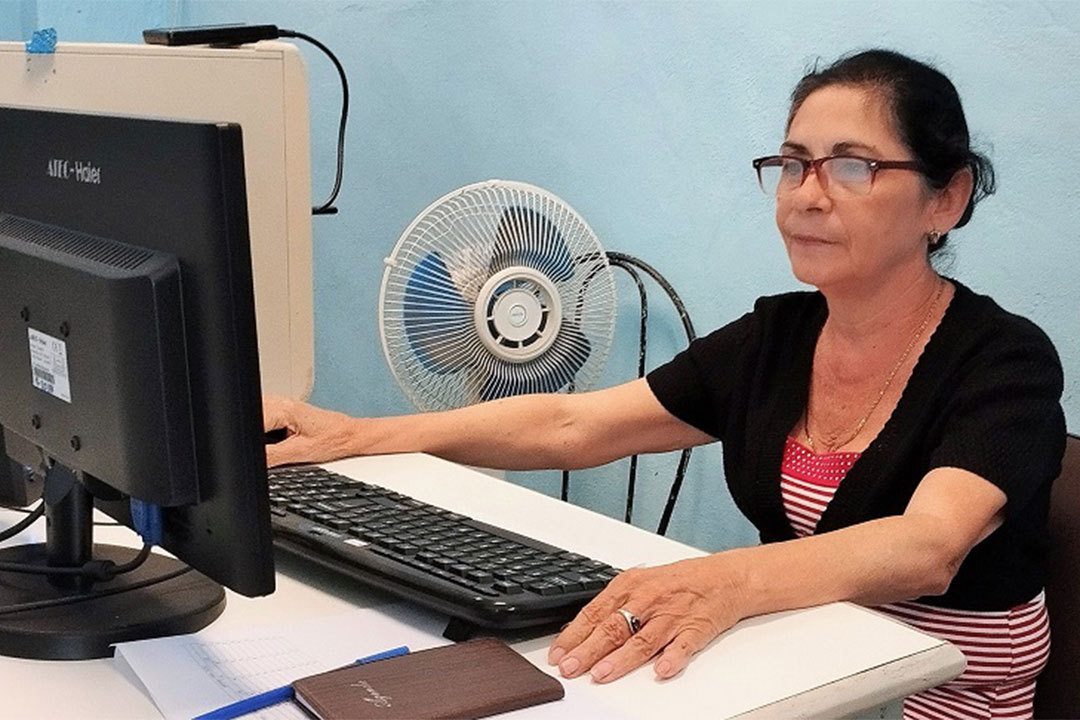Julia Socarrás, encargada del archivo del Centro Meteorológico Provincial de Villa Clara.